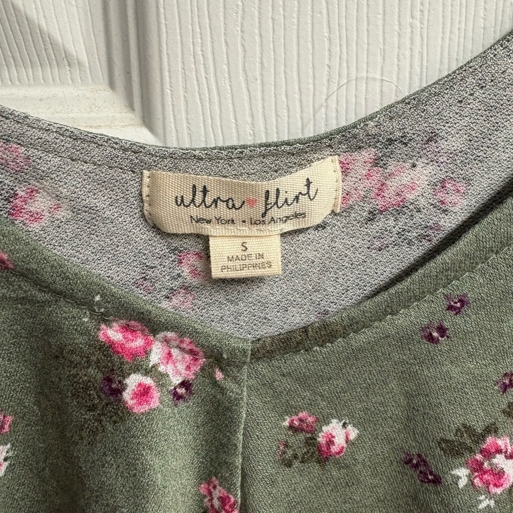 NWOT Ultra Flirt Floral Cold Shoulder Ruffle Top Size Small - Picture 2 of 3